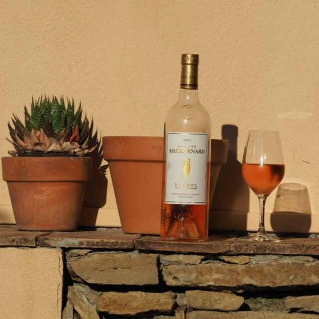 OLYMPUS DIGITAL CAMERA AdobeStock_23221679